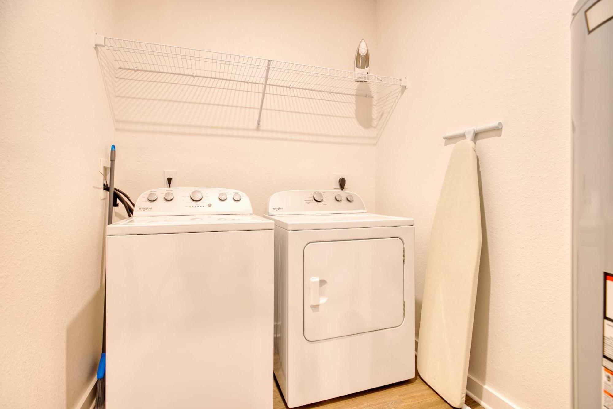 Grand Two Bedroom Two Bathroom Apartment With Balcony Gainesville Exterior photo