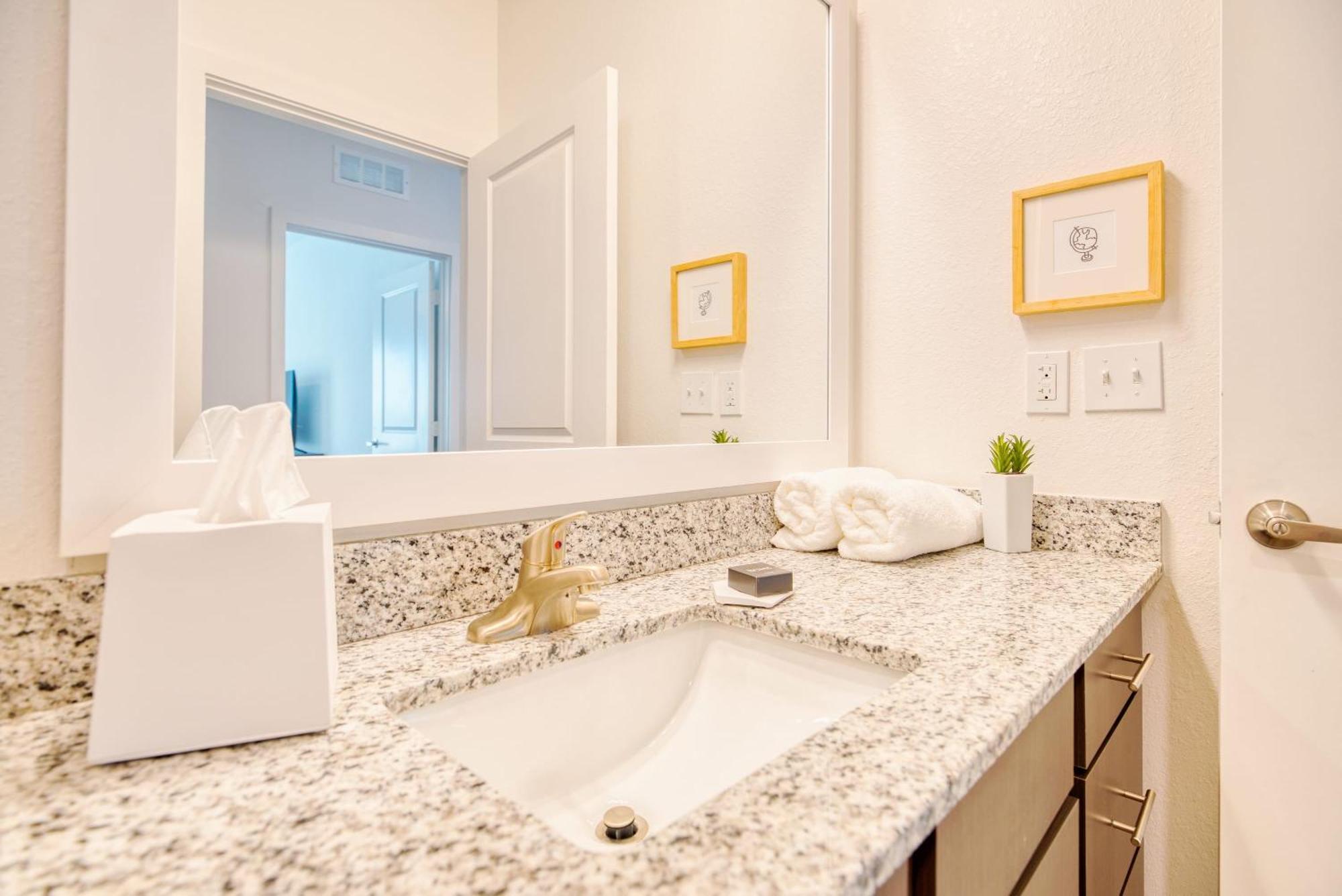 Grand Two Bedroom Two Bathroom Apartment With Balcony Gainesville Exterior photo