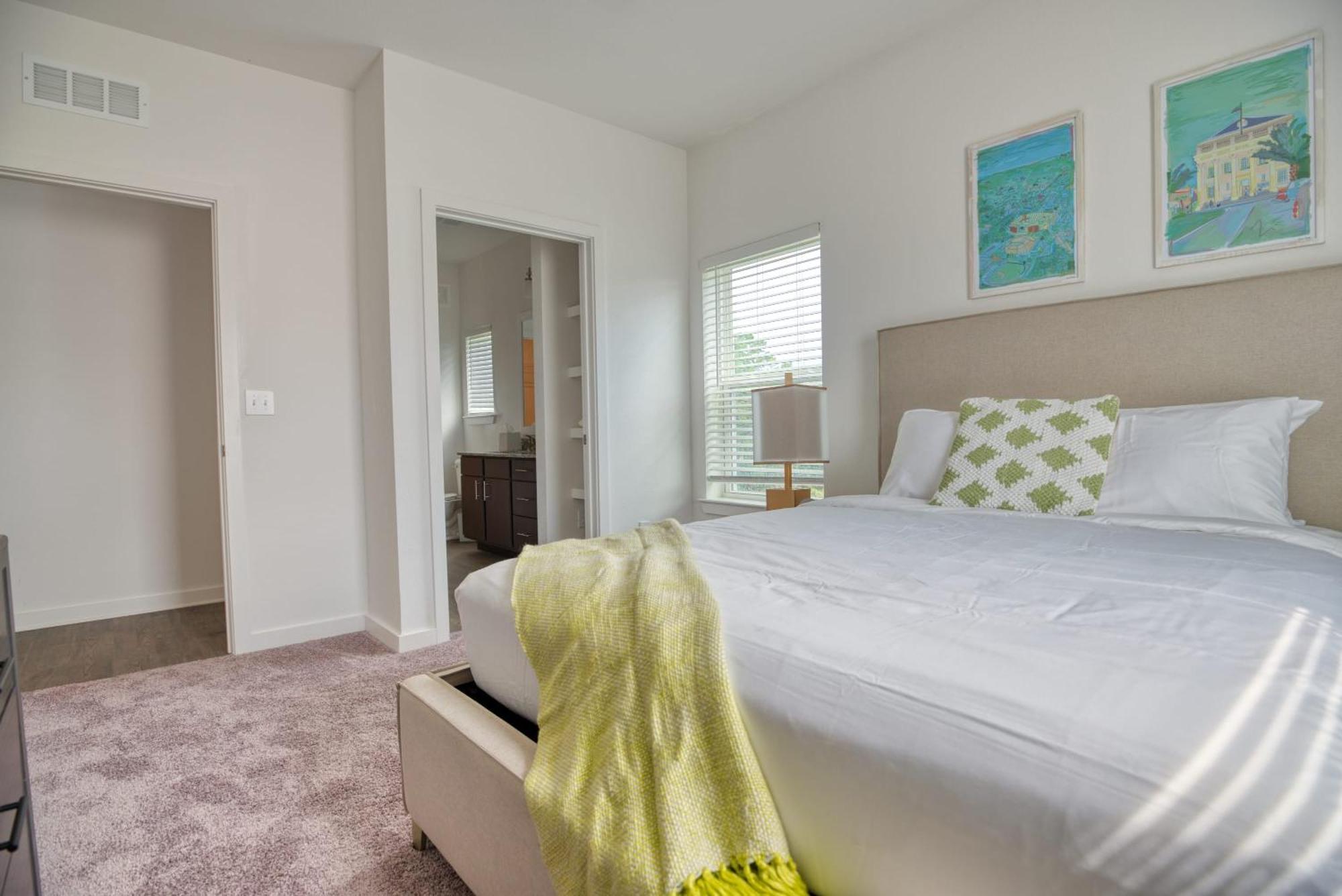 Grand Two Bedroom Two Bathroom Apartment With Balcony Gainesville Exterior photo
