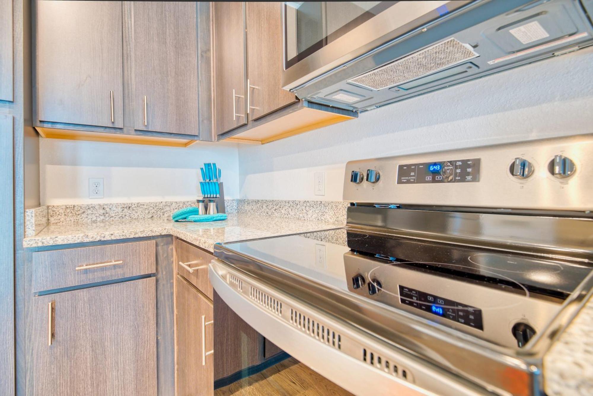 Grand Two Bedroom Two Bathroom Apartment With Balcony Gainesville Exterior photo