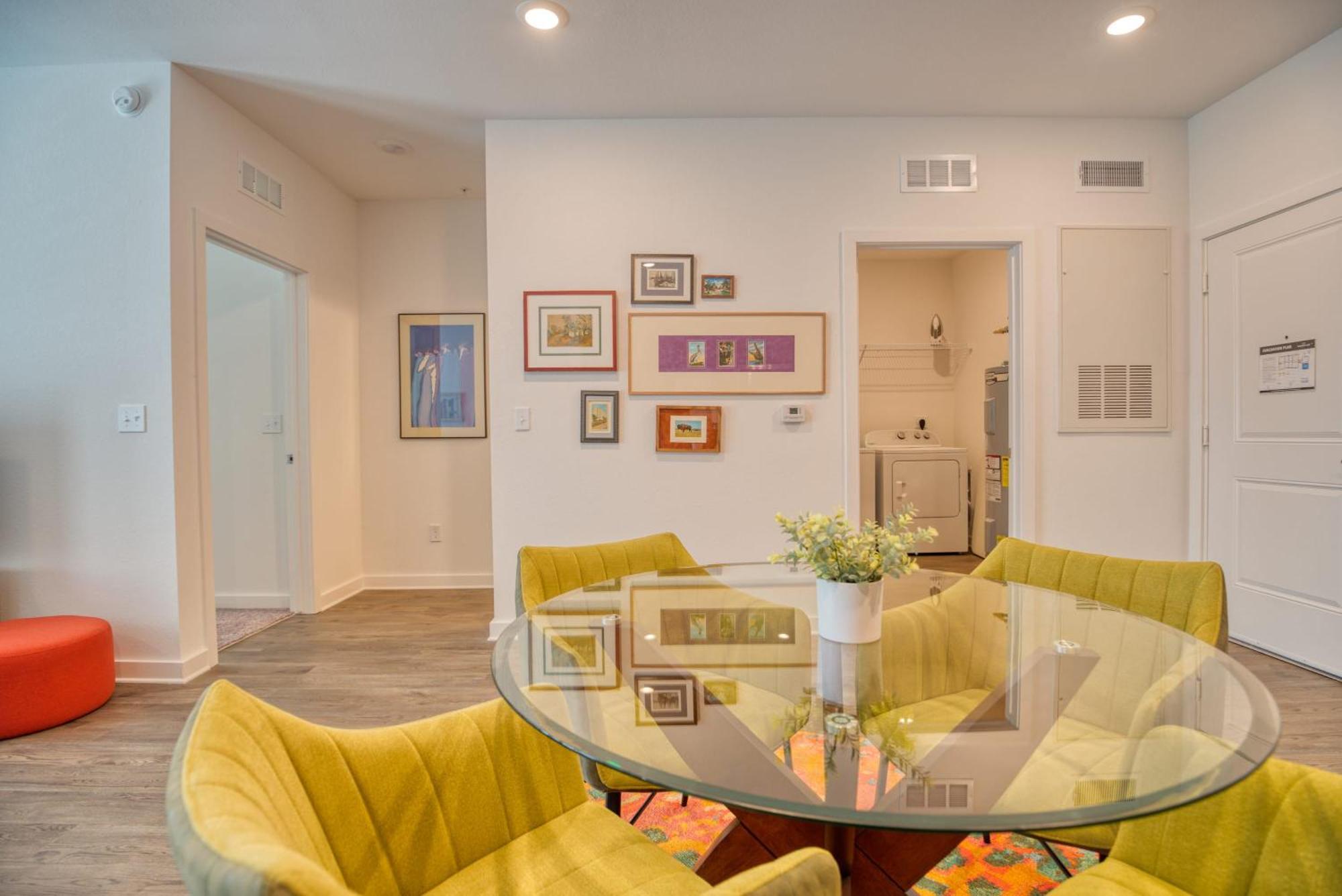 Grand Two Bedroom Two Bathroom Apartment With Balcony Gainesville Exterior photo