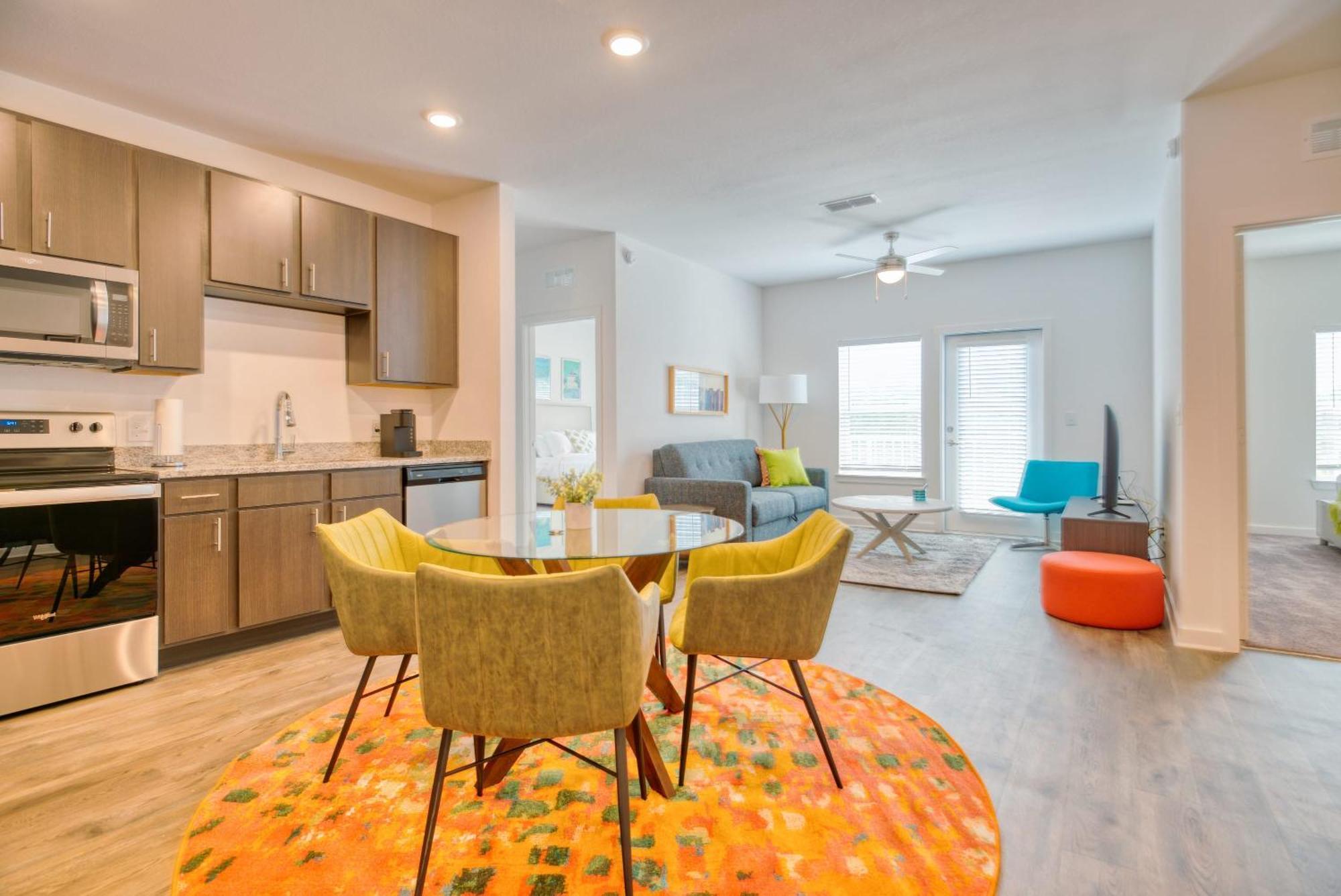 Grand Two Bedroom Two Bathroom Apartment With Balcony Gainesville Exterior photo